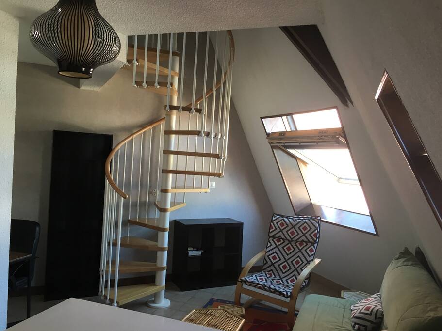 Salon et escalier