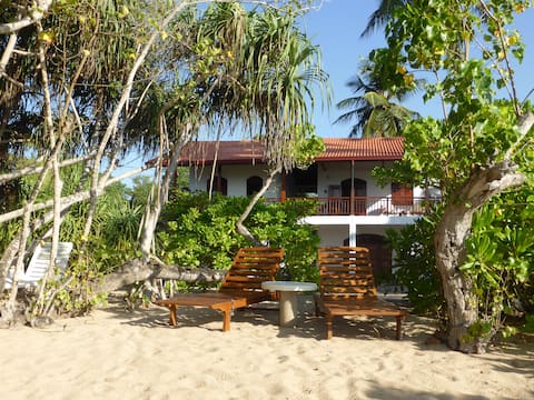 Villa Sunrise, a quiet place right on the beach
