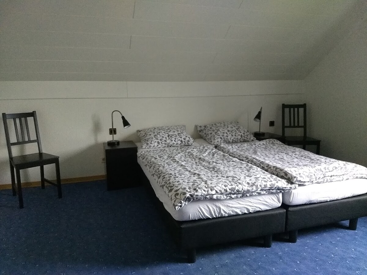 Chumba cha 2 cha kulala 2 ambapo kitanda cha kambi au kitanda cha 3 kinaweza kuwekwa.