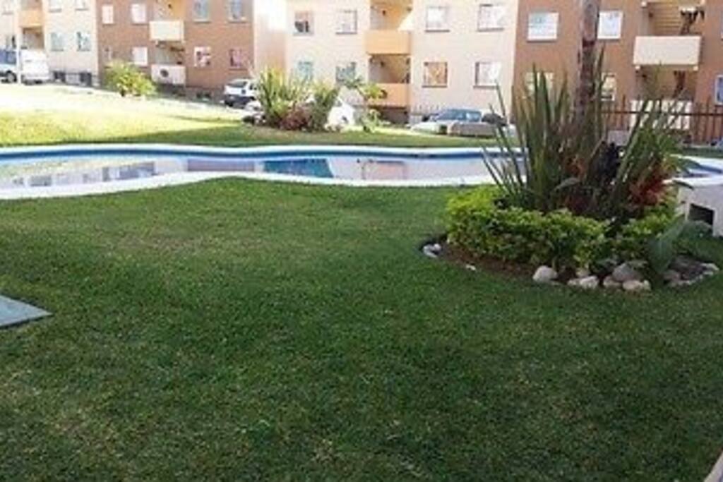 Alberca al pie del departamento.