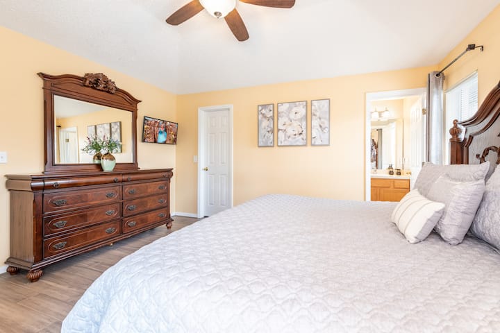 主卧套房、步入式衣橱和独立卫生间