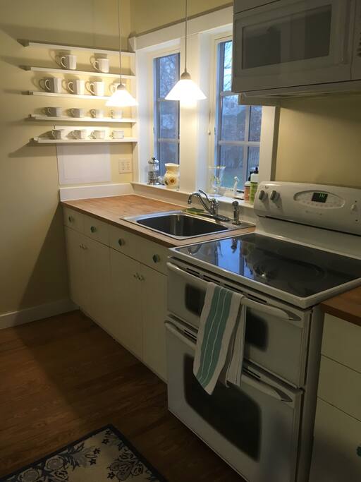 Kitchen, with stove, refrigerator and microwave