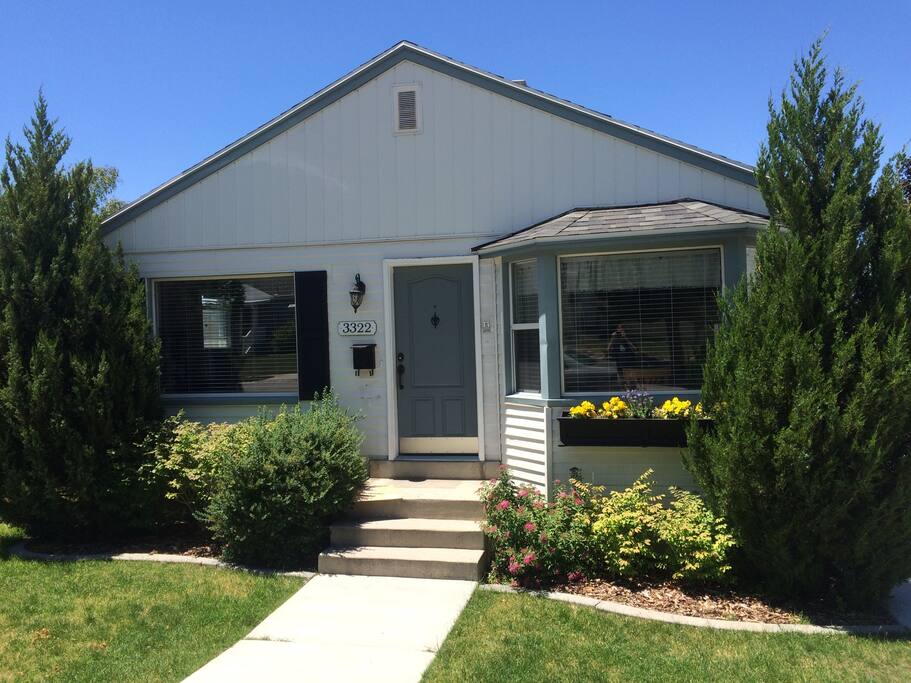 Cute home with the coziness of a neighborhood and great proximity to local attractions