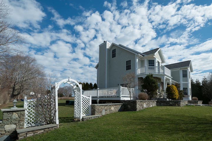 Stately Victorian Near Beaches/Newport. 12 beds
