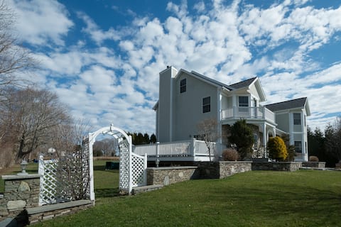 Stately Victorian Near Beaches/Newport. 12 beds
