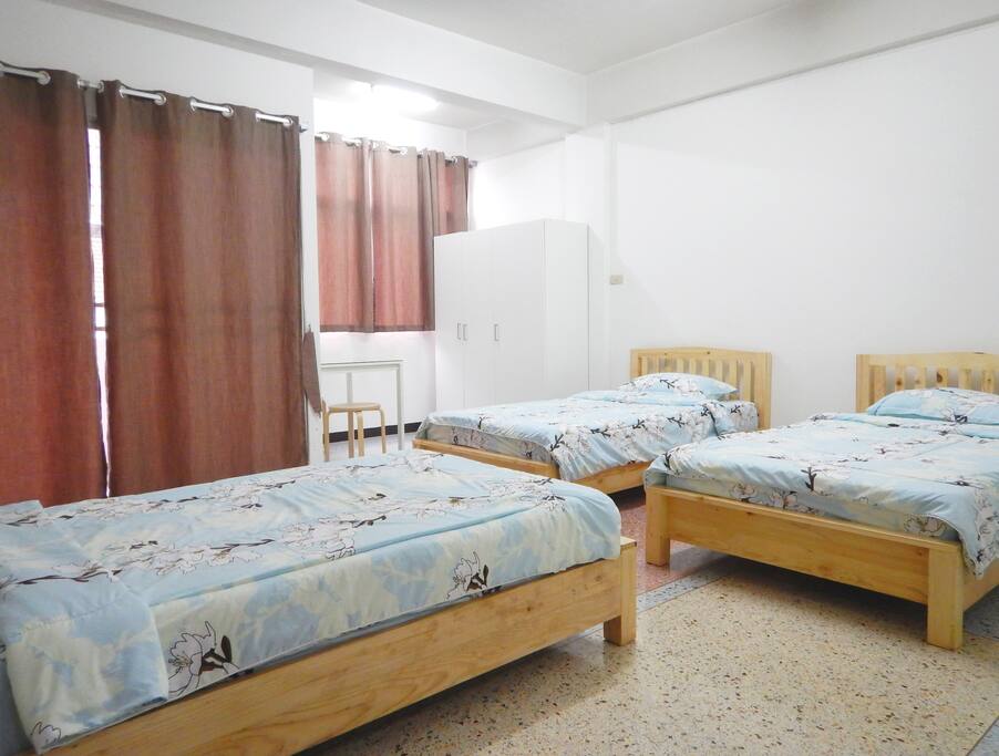 Room for 3 women with comfy