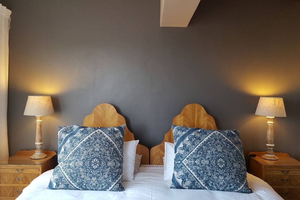 Main bedroom with en-suite bathroom & balcony.