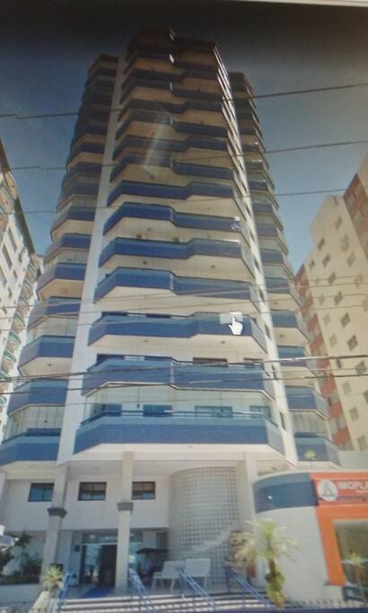 Prédio na avenida da praia, ao lado da feirinha de artesanato da Vila Guilhermina.