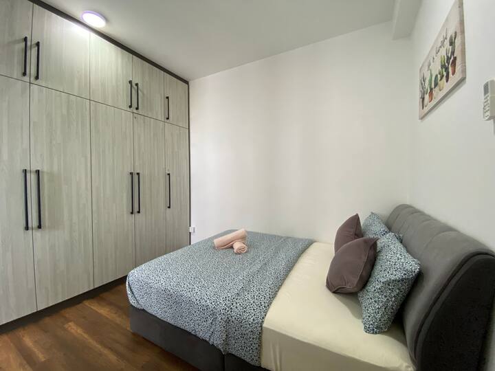 Camera da letto principale con guardaroba e bagno 