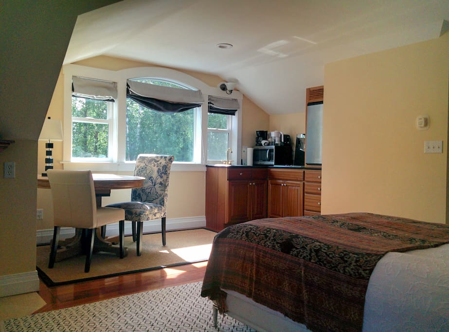 Eating area, kitchenette and large window with views on the garden