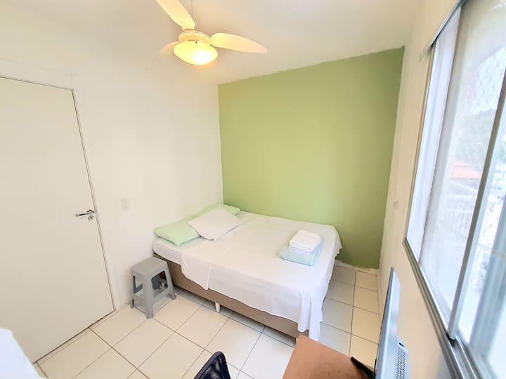 Dormitorio 2: TV de 32pulgadas, armario grande, mesa, ventilador de techo y cortina opaca. 