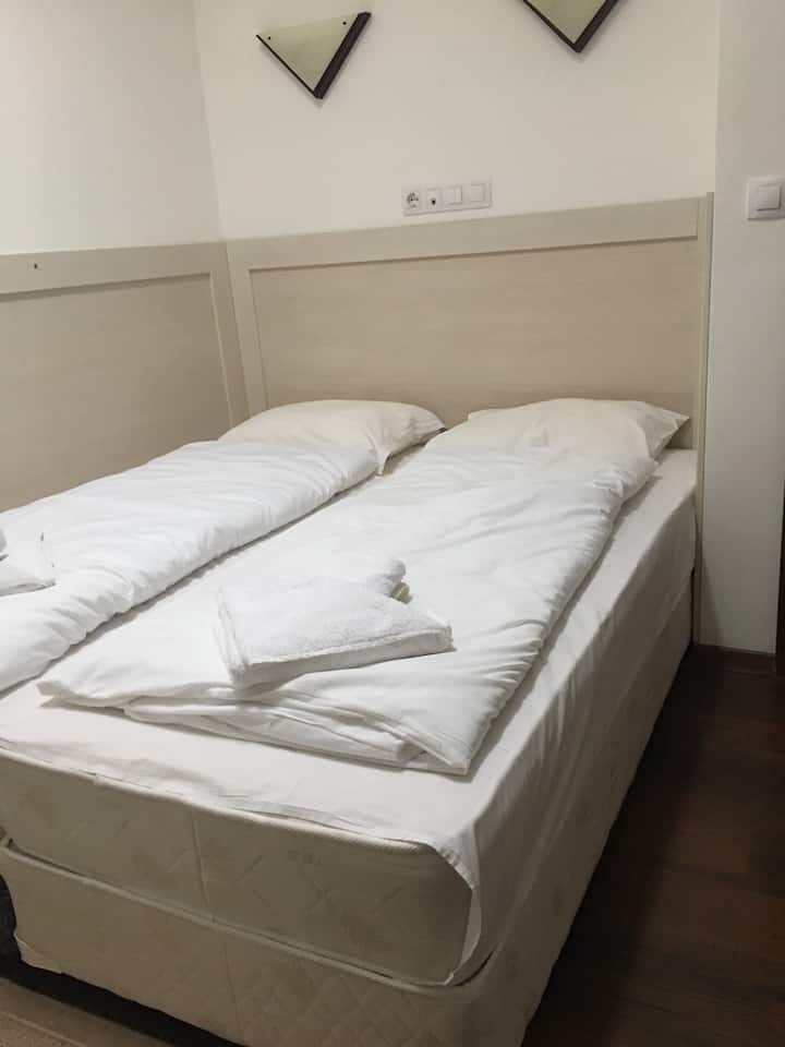 Glavna spavaća soba - bračni krevet (dva odvojena kreveta).  Mali ormar, komoda i ogledalo. Ima vlastitu kupaonicu s tuš-kabinom. 