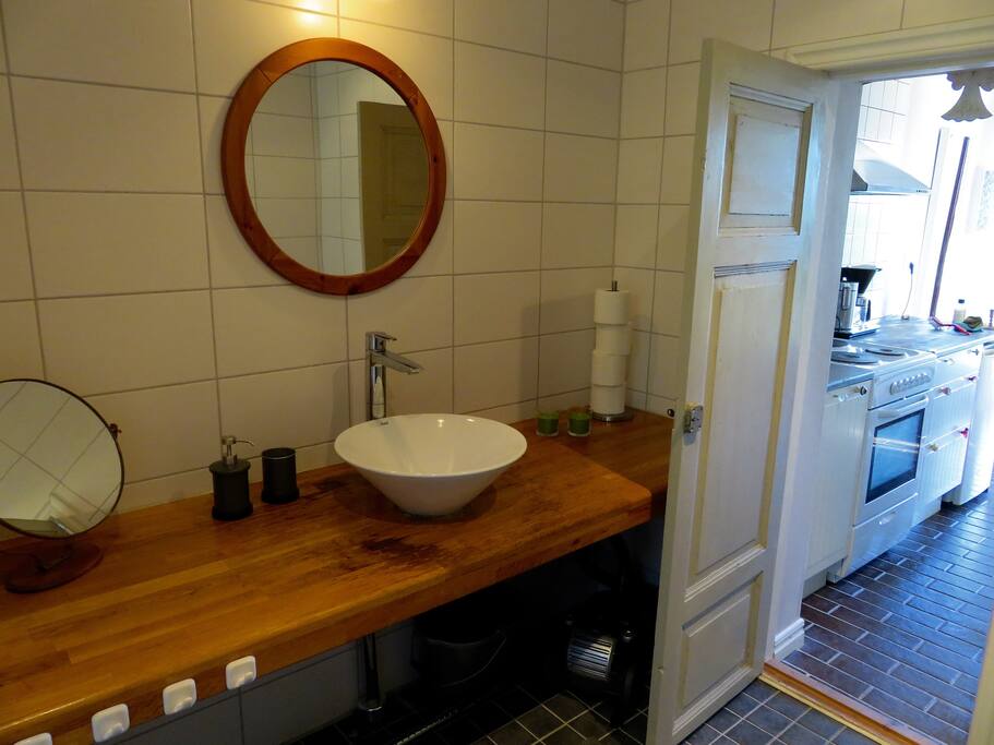 Kaklat badrum med dusch, tvättmaskin, WC