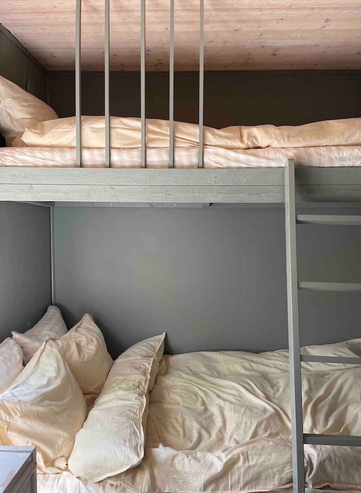 Det mindre sovrummet med en 120 cm säng och en 80 cm våningssäng. 