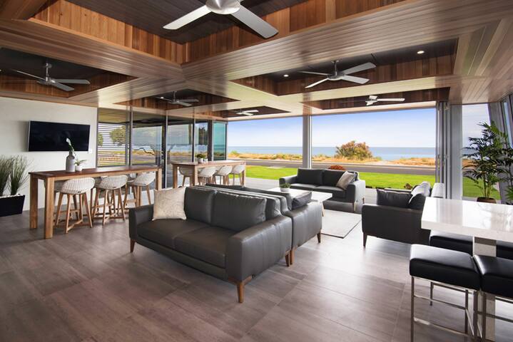 SUNSET COVE – Beachfront with WIFI gallery image 5