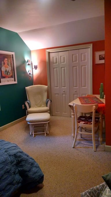 2 beds arrangement:
table near closet