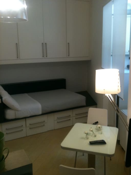 il letto alla francese con armadio, tavolo e finestra