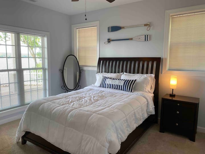 เตียงควีนไซส์ในห้องริมทะเลสาบนี้