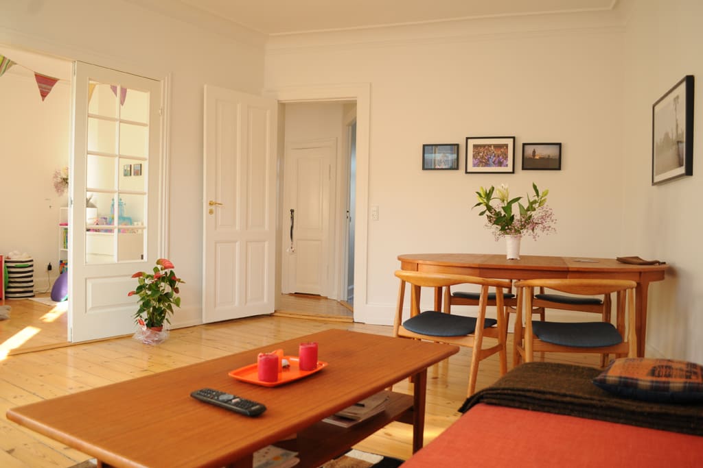 Living/dining room (4 dining chairs & 1 kids' chair and 4 stools in total)