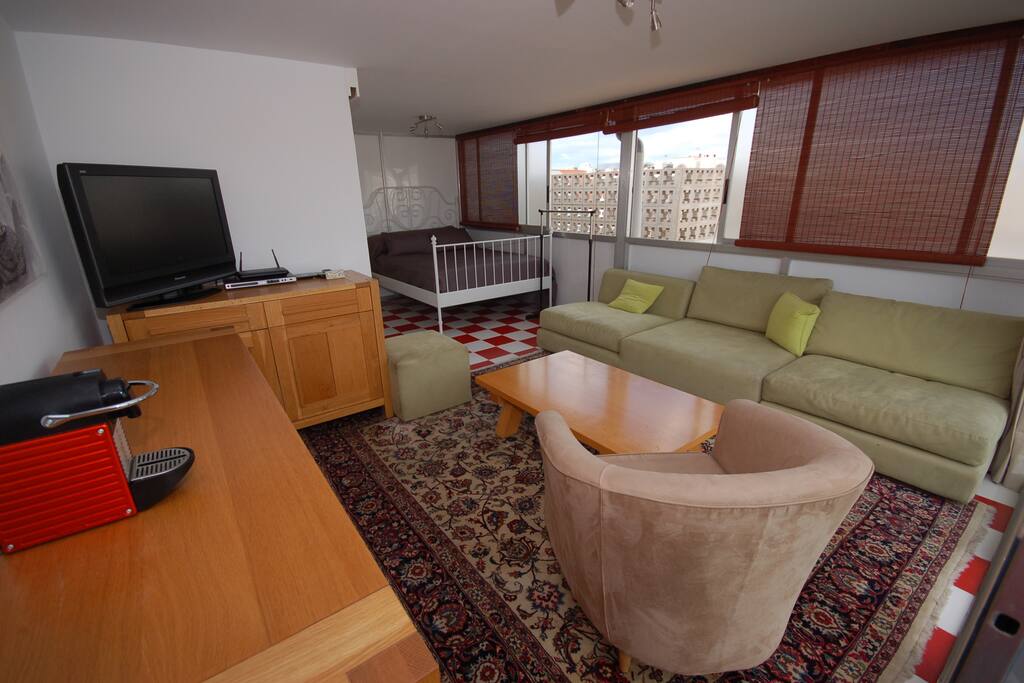 Studio light and airy with a/c, microwave, fridge, kettle, tea and coffee.