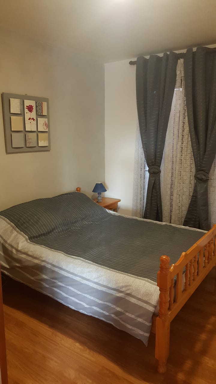 غرفة نوم 1 مع خزانة