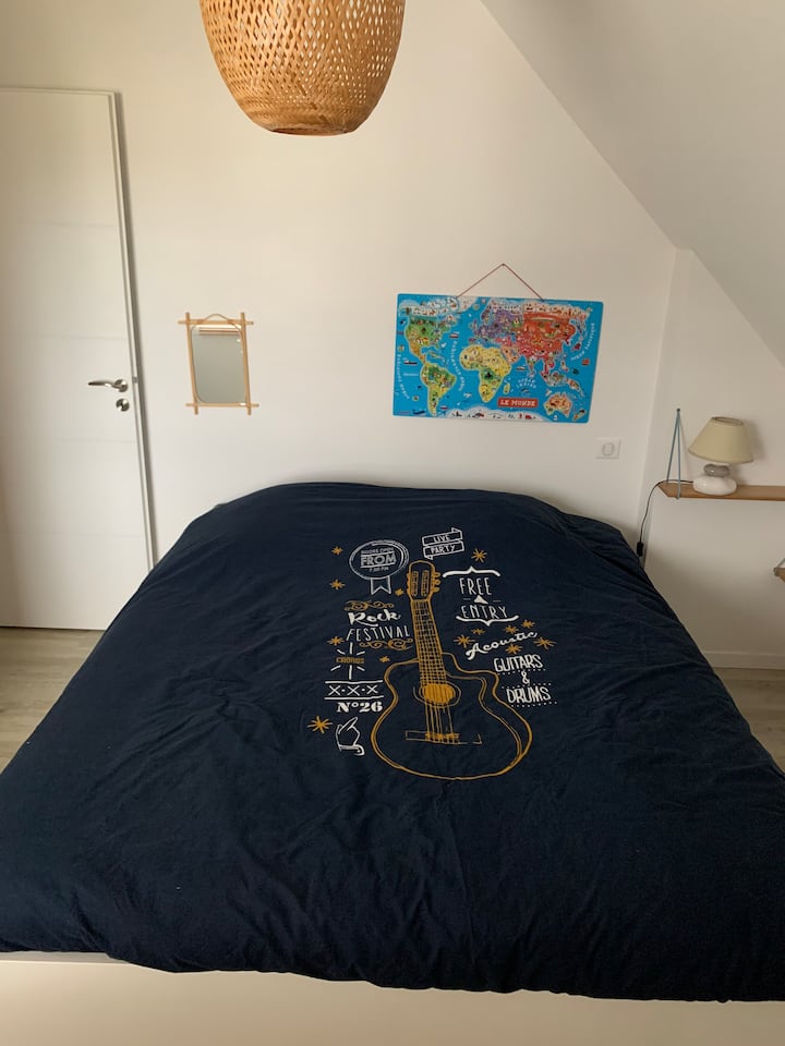 Საძინებელი ზემოთ. საწოლი 160*200 ნომერში.