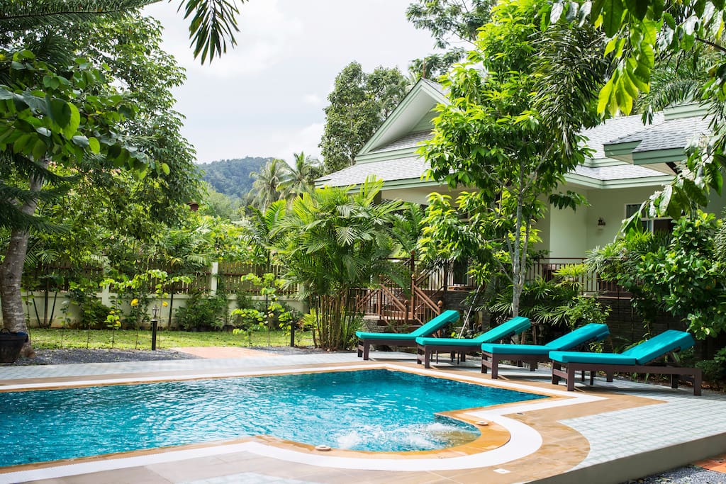 สรว่ายน้ำขนาด 7*3.5 เมตร และมีบริเวณรอบสระที่กว้างสามารถใช้พื้นที่พักผ่อนกับเพื่อนและครอบครัวได้อย่างเต็มที่