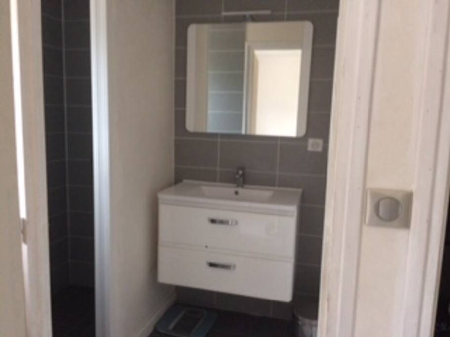 Salle d'eau avec douche à l'italienne