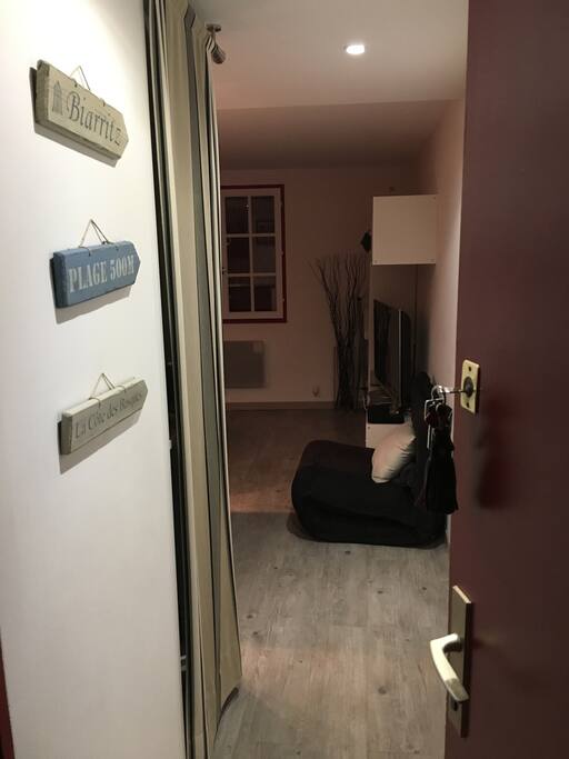 Entrée du studio avec penderie sur la gauche