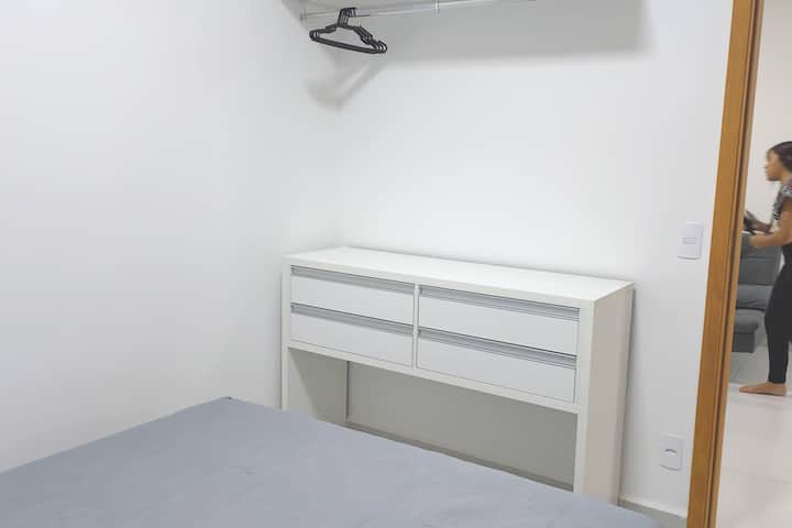 Уютна двойна стая

Легло в двойна кутия 
Скрин /пейка с 4 чекмеджета 
Закачалка / рафт / закачалка 