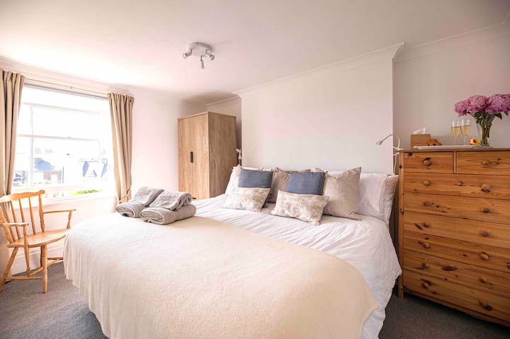 Glavna spavaća soba s bračnim krevetom,  iznimno mekanom posteljinom s visokim brojem navoja, prostorom u ormaru i pogledom na krovove Broadstairs.   
