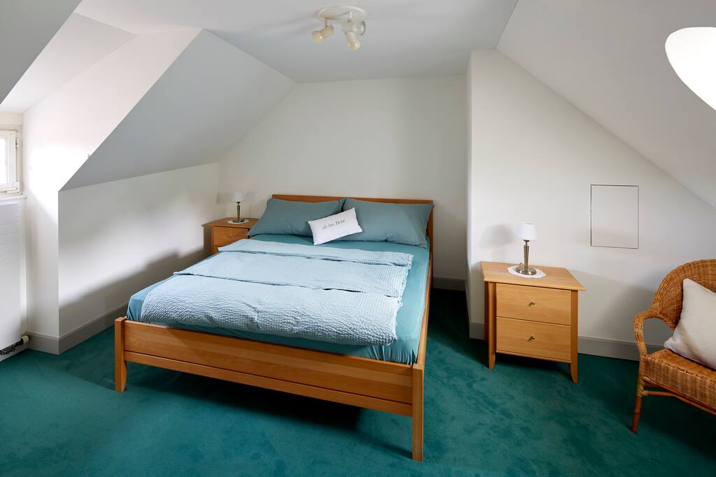 Schlafzimmer mit Doppelbett