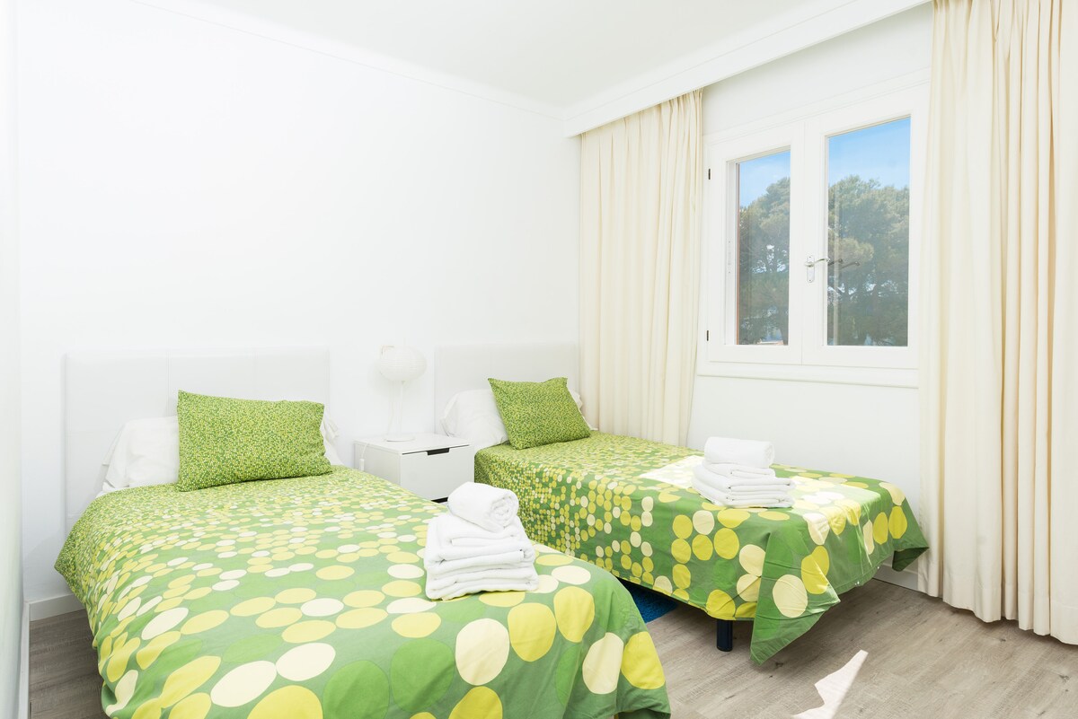 חדר שינה 2, עם שתי מיטות יחיד בגודל 90 ס"מ. רצפת פרקט