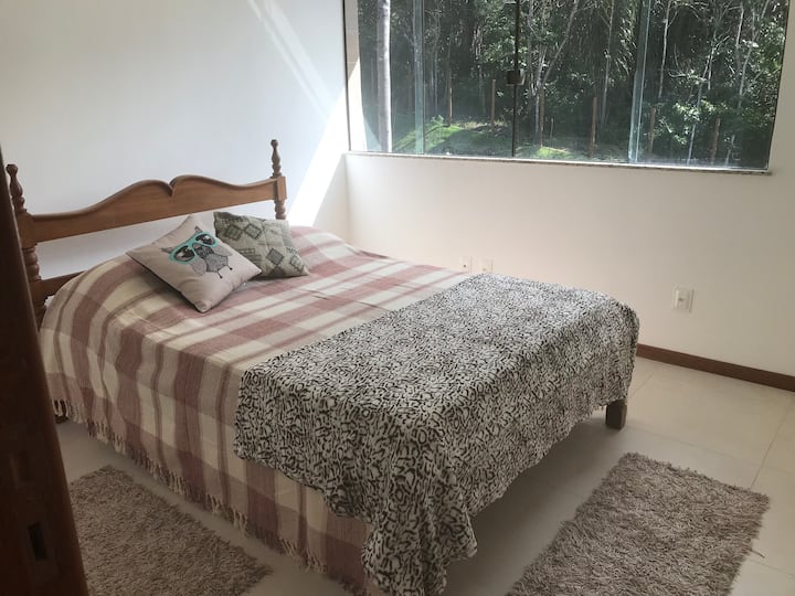 Dvojlôžková izba s vlastnou kúpeľňou, klimatizáciou a stropným ventilátorom. Výhľad na dažďový prales.