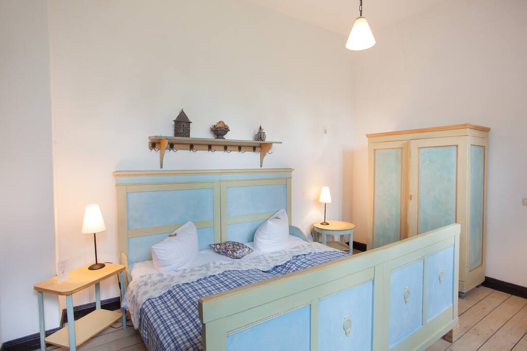 Schlafzimmer mit Doppelbett