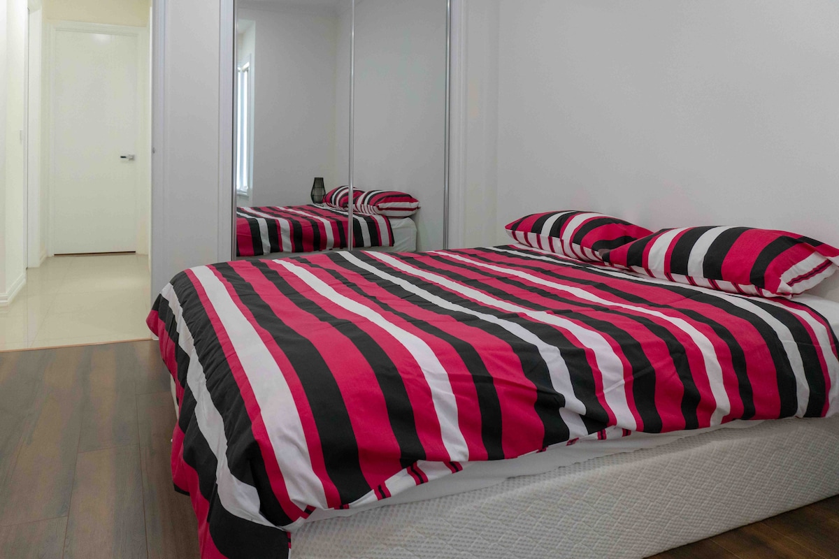 Spavaća soba br. 2 : bračni krevet (širine 150-179 cm)