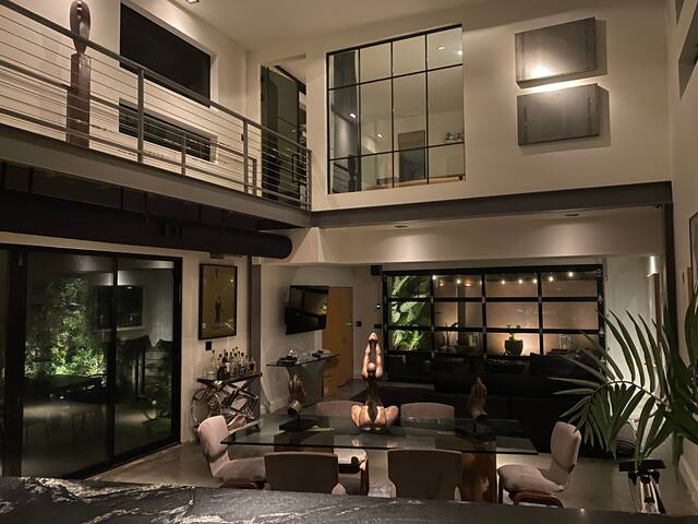 Modern Venice Beachhouse with 20′ ceilings gallery image 2