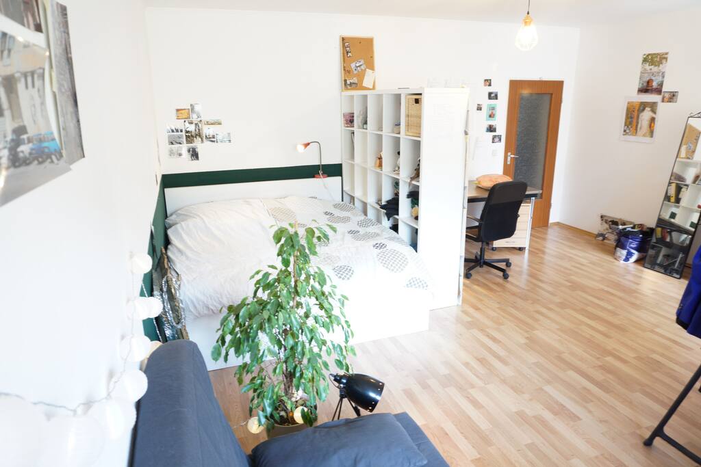 Zwei bis drei Menschen (wenn man sich lieb hat), im Bett. Es gibt eine große Decke.