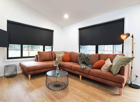 Jimmara House- Modern central holiday home.