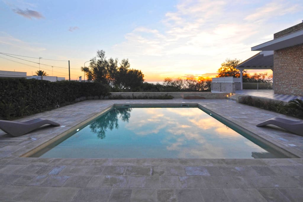 Area solarium e piscina