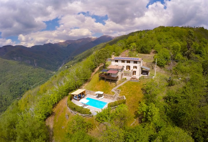 Tuscan farmhouse in spectacular setting