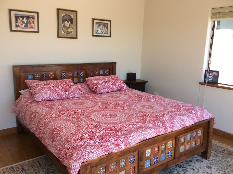 Beautiful, sunny room with views of the ocean and Table Mountain, as you lay in bed!