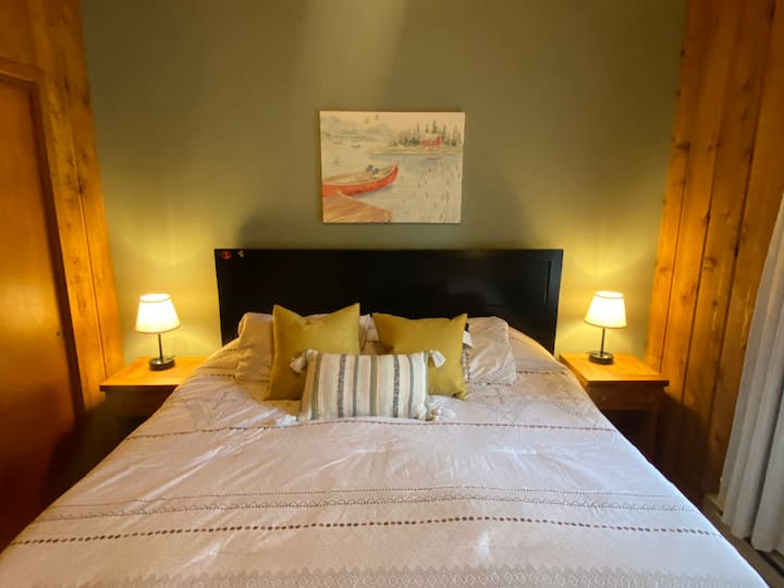 樓下的加大雙人牀臥室 