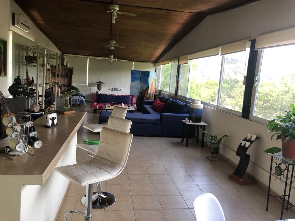 נוף כללי של כל הקומה, בר במטבח, סלון עם טלוויזיה, ספות וספה נפתחת, ובחלק האחורי של המיטה הכפולה