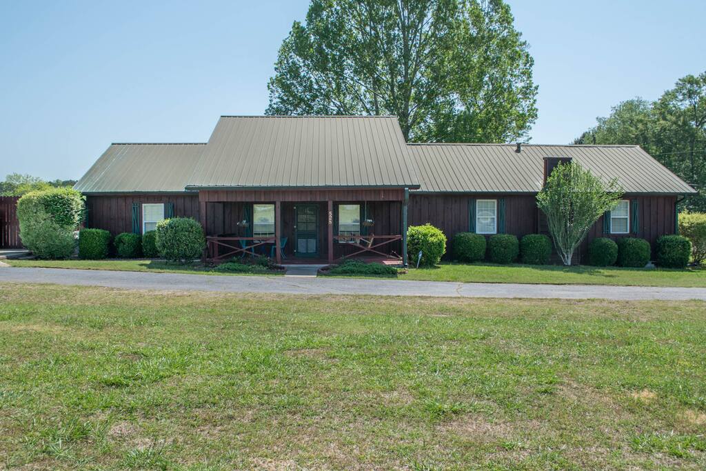 Comfortable 3 bedroom 2 bath home with 5 beds