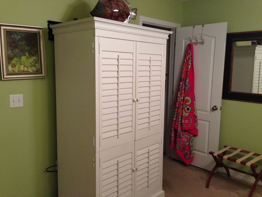 Remote Control 32inch HDTV, Storage Cabinet, Walkin Closet, Towle Rack