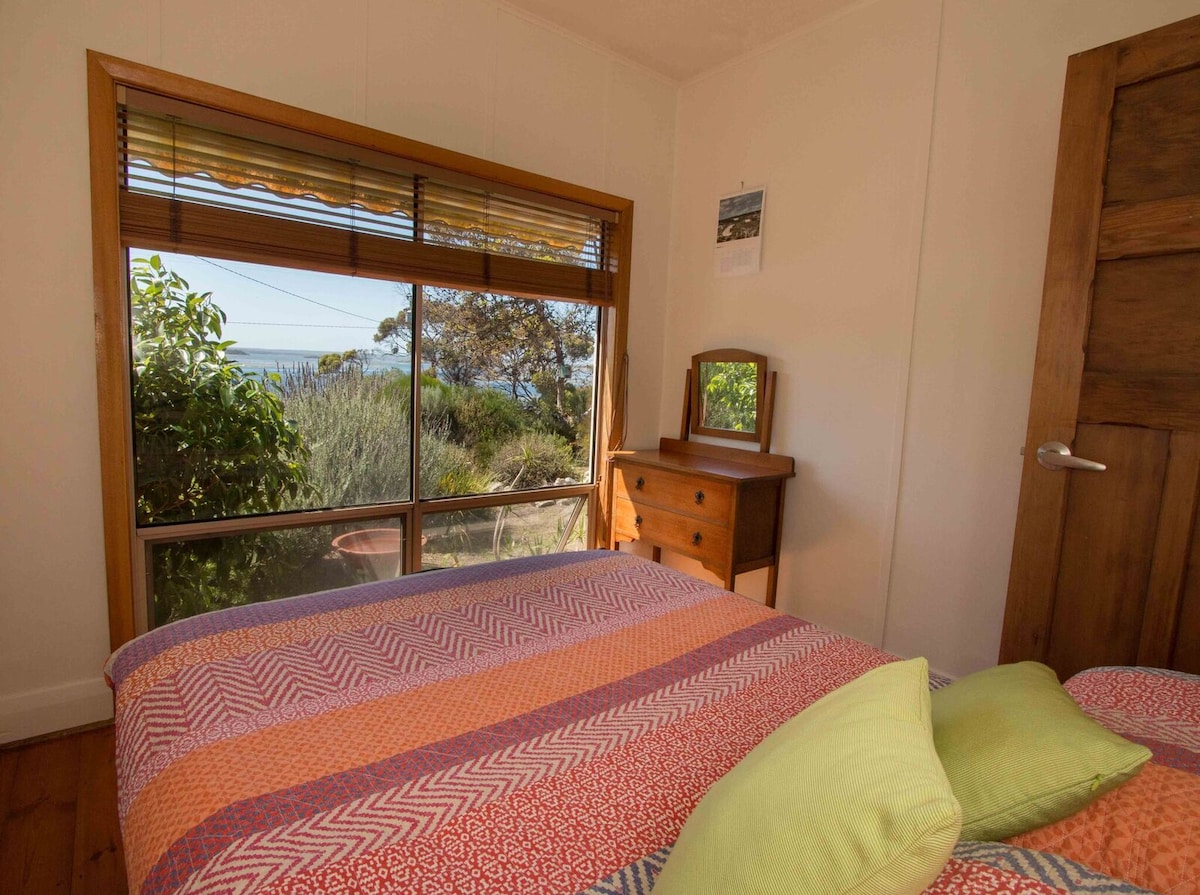 Prednja spavaća soba s bračnim krevetom s pogledom na vrt i kupaonicu s pticama