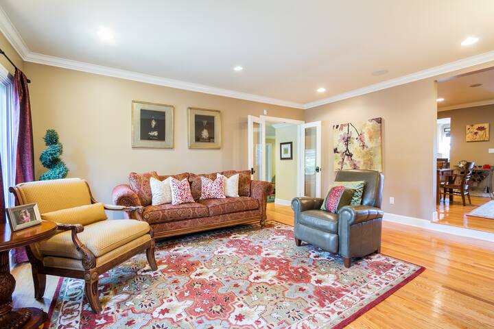 Great Family Home with Pool gallery image 5