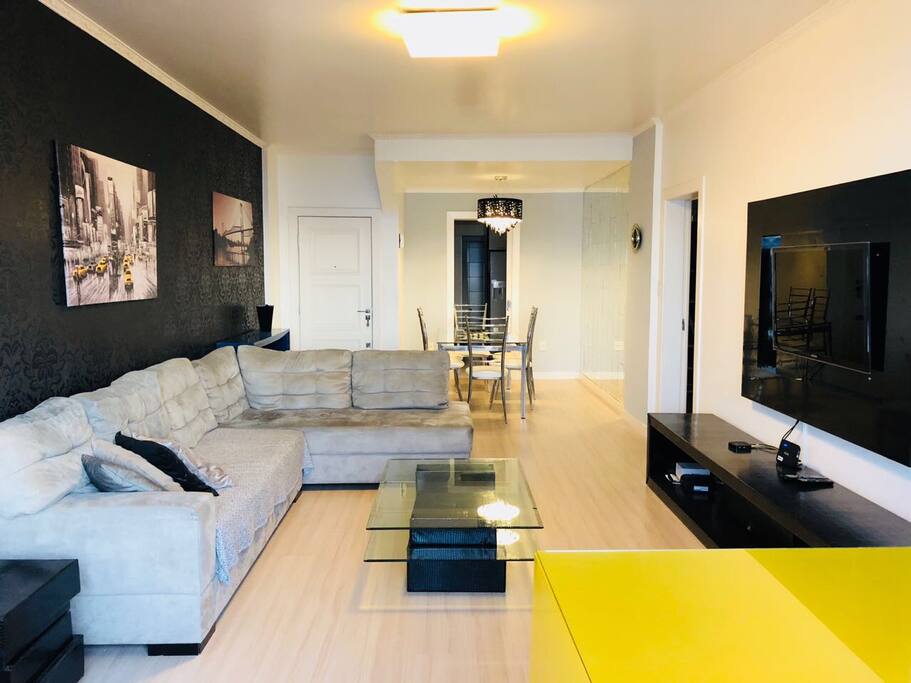 Sala de estar e jantar com 6 lugares.