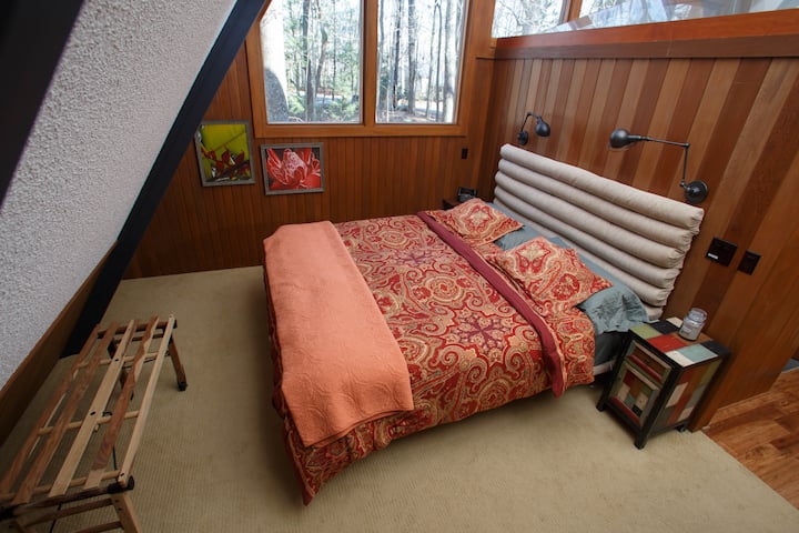 Left Bedroom with Kingsize Bed